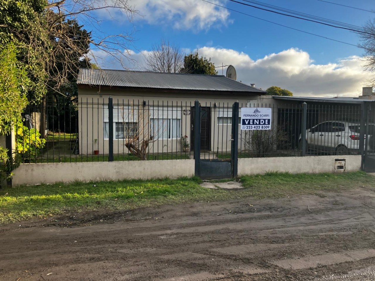 Venta Casa 3 ambientes, con garage para 2 vehiculos y jardin