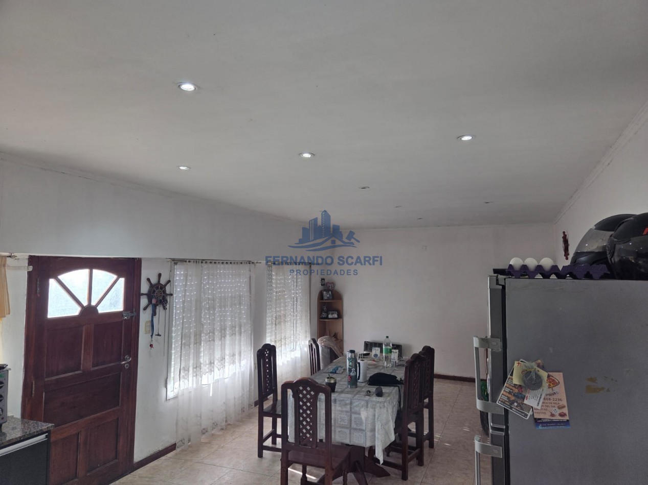 Venta Casa 3 ambientes, con garage para 2 vehiculos y jardin