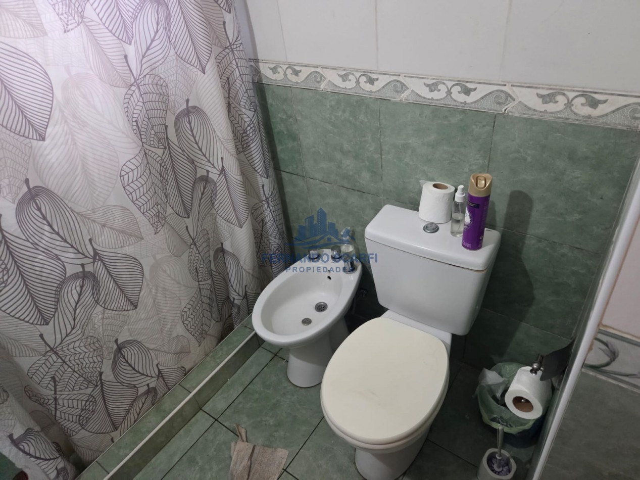 Venta Casa 3 ambientes, con garage para 2 vehiculos y jardin