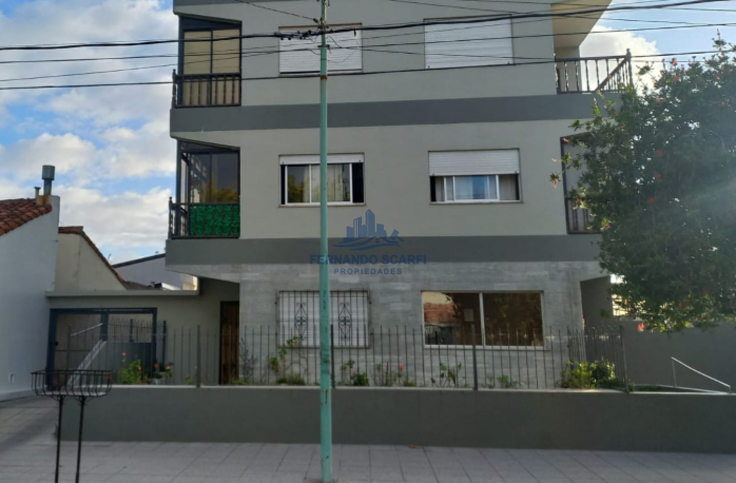 Venta Cochera zona La Perla en Edificio 18 m2
