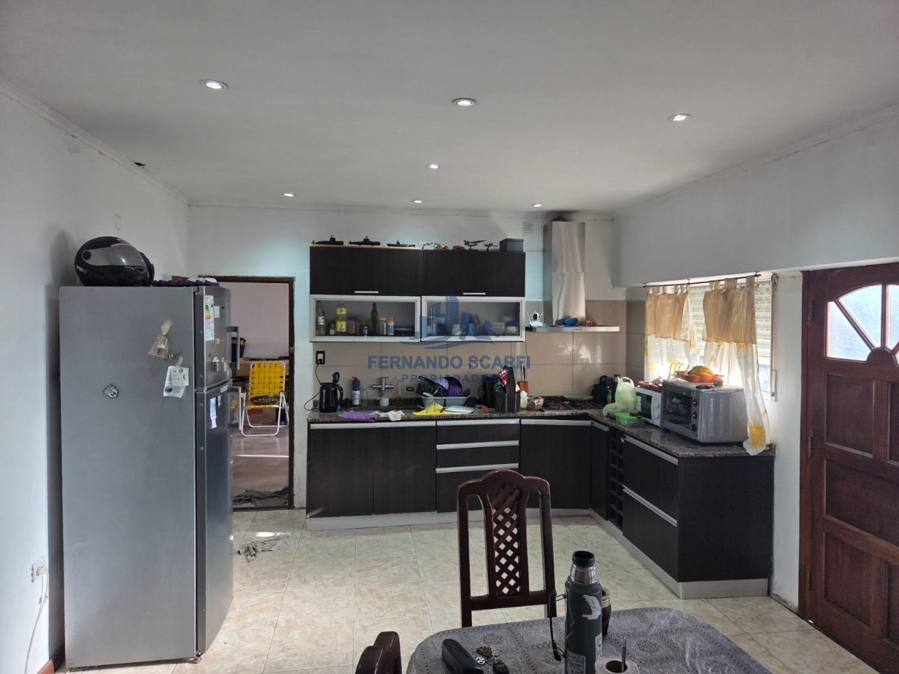 Venta Casa 3 ambientes, con garage para 2 vehiculos y jardin