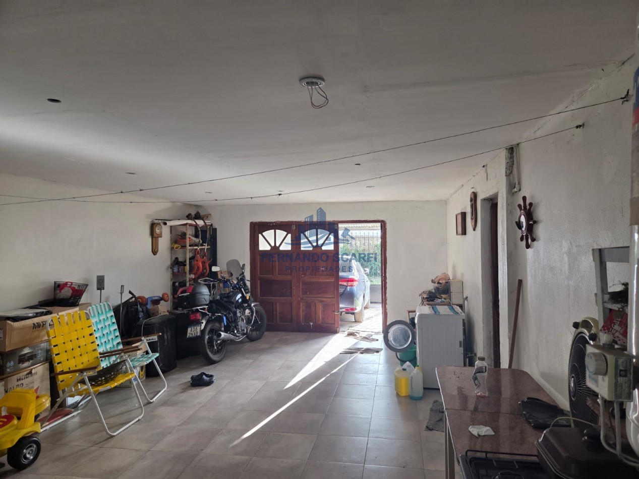 Venta Casa 3 ambientes, con garage para 2 vehiculos y jardin
