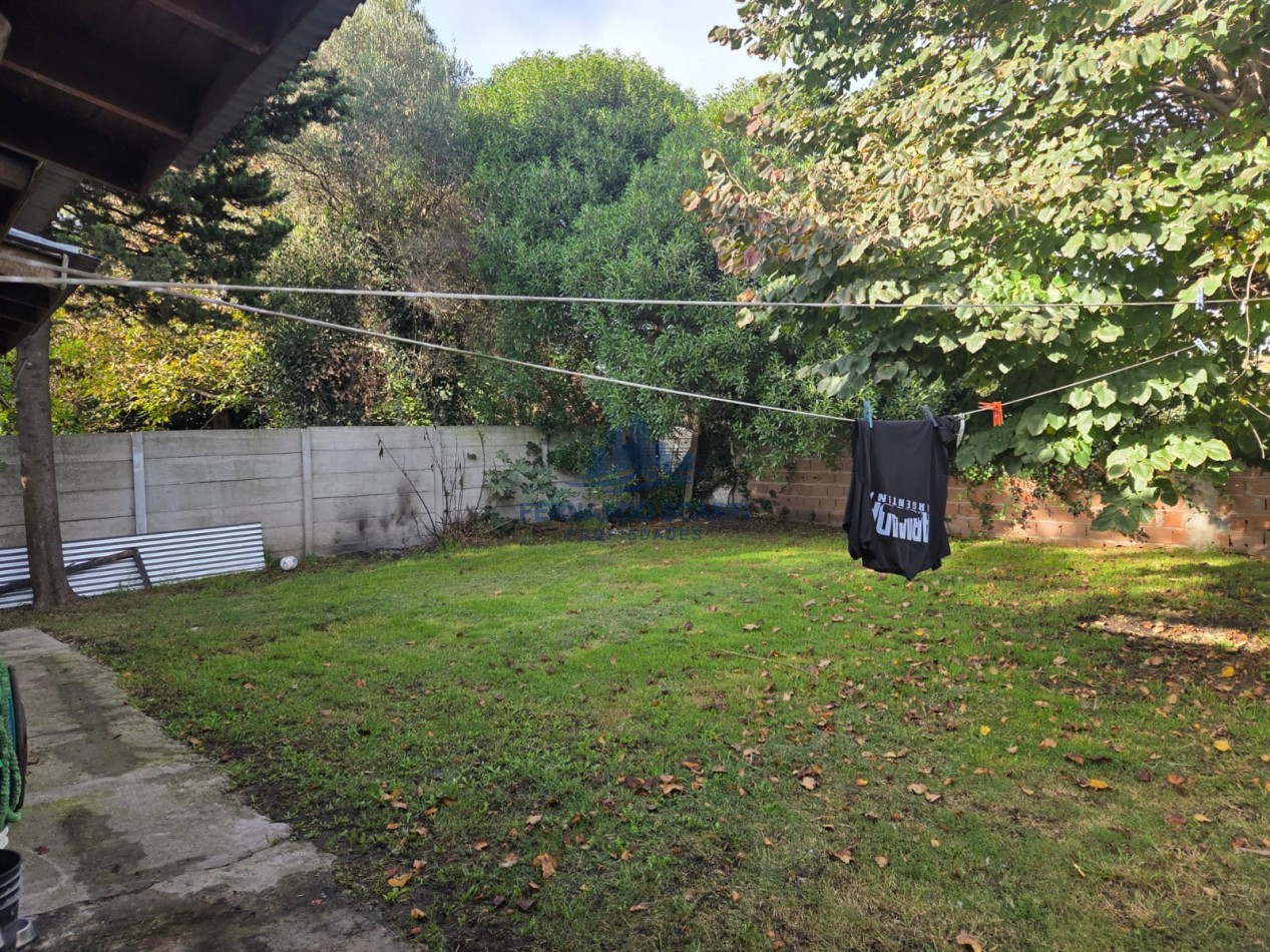 Venta Casa 3 ambientes, con garage para 2 vehiculos y jardin