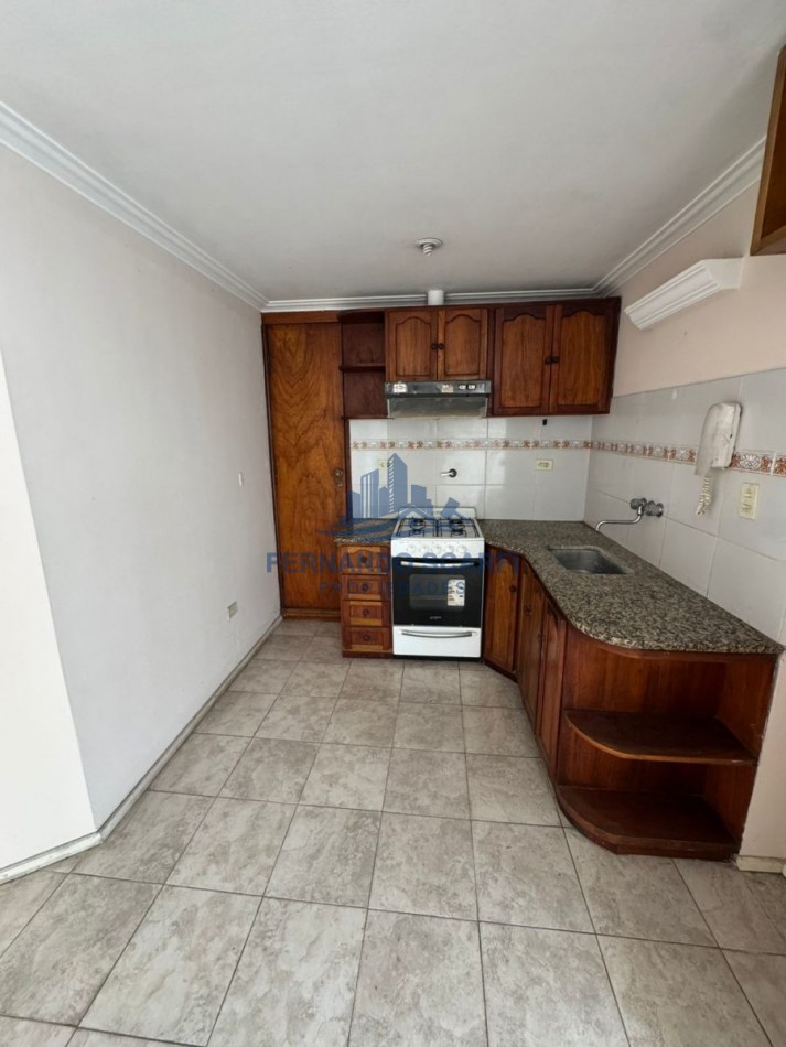 Venta Departamento de 3 ambientes, 1 piso por escalera, al frente