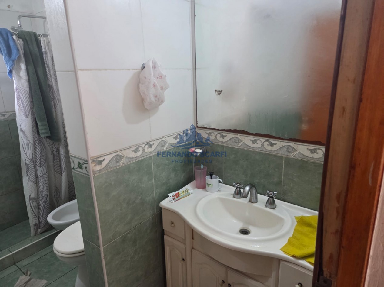 Venta Casa 3 ambientes, con garage para 2 vehiculos y jardin