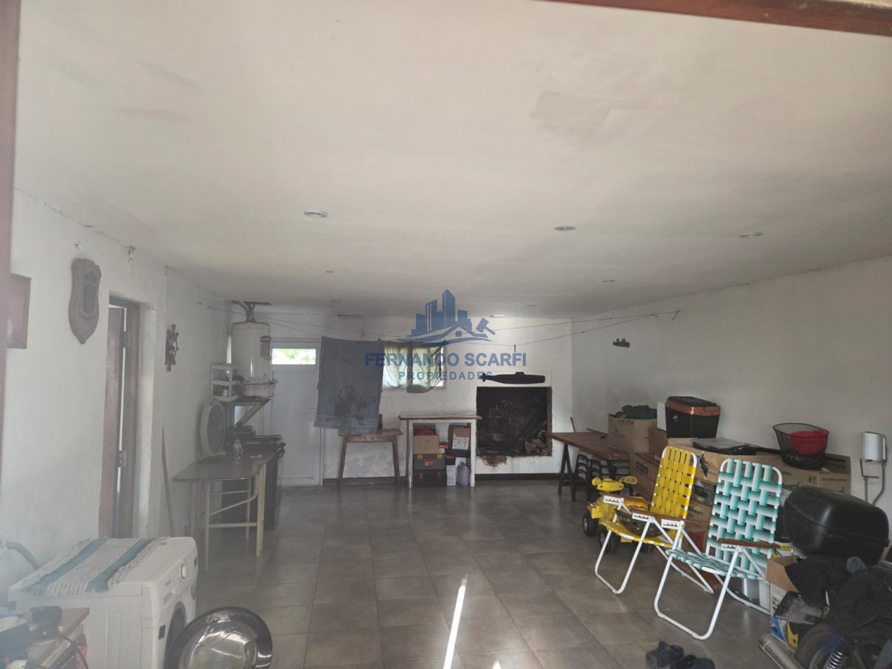 Venta Casa 3 ambientes, con garage para 2 vehiculos y jardin