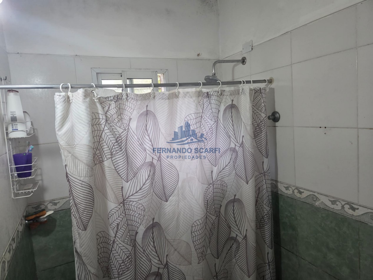 Venta Casa 3 ambientes, con garage para 2 vehiculos y jardin