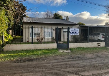 Venta Casa 3 ambientes, con garage para 2 vehiculos y jardin