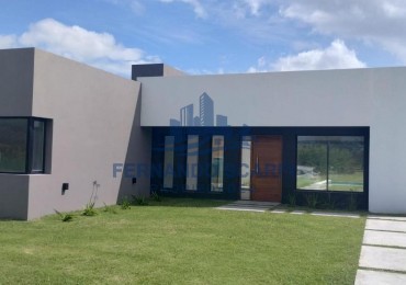 CHALET A ESTRENAR DE 5 AMBIENTES CON PISCINA Y PARQUE EN HARAS DEL MAR - CLUB DE CAMPO